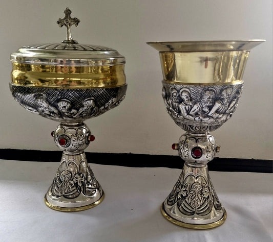 Cáliz y copón apóstoles nudo con piedras y base con evangelistas