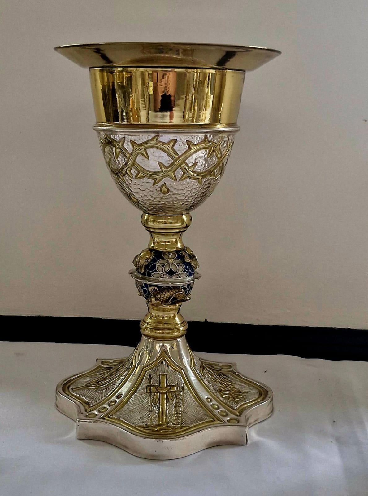 Cáliz base carrara con nudo peces