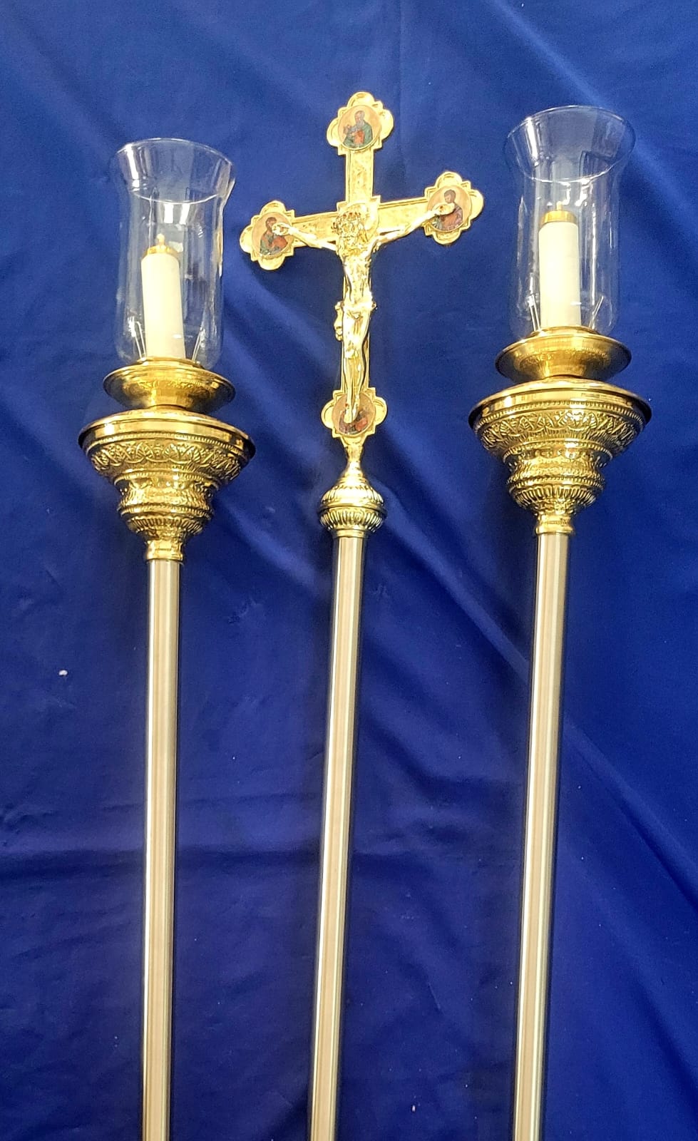 Ciriales y cruz procesional