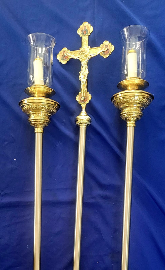 Ciriales y cruz procesional