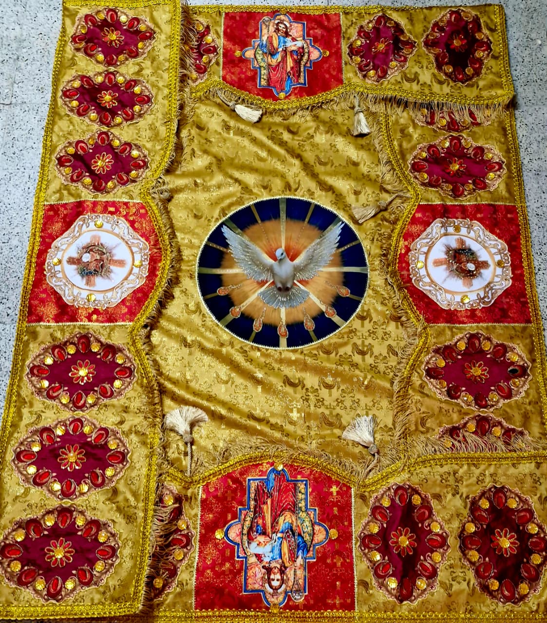 Palio procesional elaborado a mano con imágenes religiosas en tela importada.